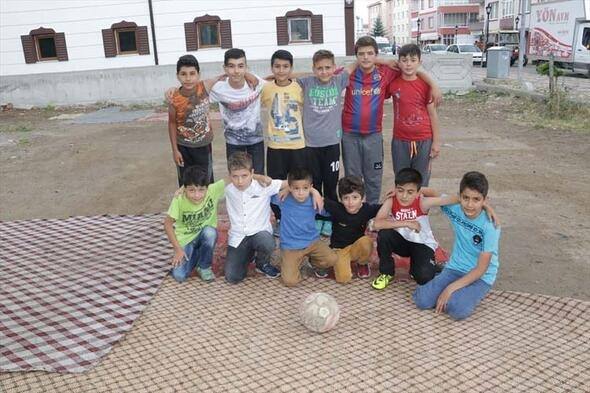 eski_hali_ve_kilimlerle_kendi_hali_sahalarini_yaptilar_1561200386_6992_w590_h393.jpg