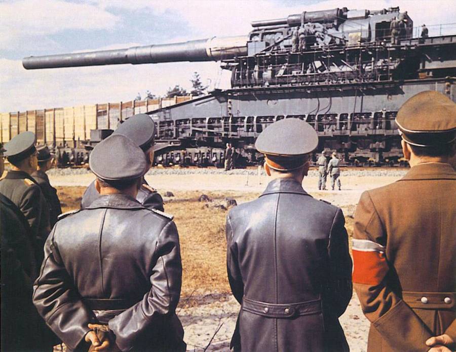 looking-at-gustav-gun.jpg